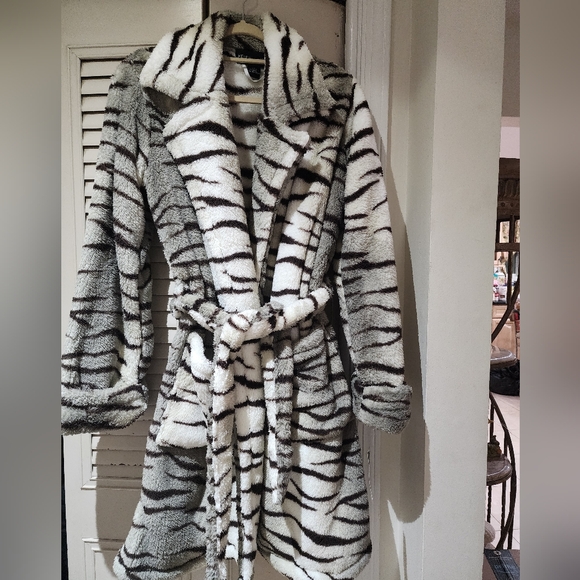 Kendall + Kyle Zebra Fuzzy Trench Wrap M NWT - Picture 2 of 5